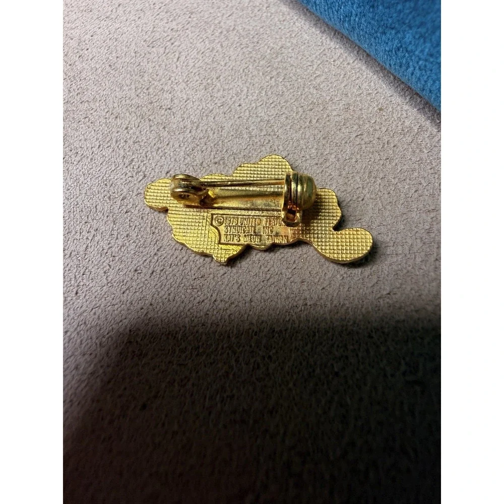 Vintage 1978 Garfield Cat Enamel Pin Holding Purple Heart Kat's Meow Taiwan